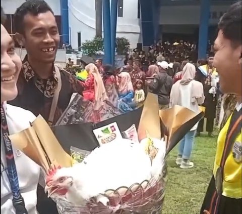 Viral Wisudawan Dapat Buket Ayam Hidup Lengkap dengan Bumbu Dapur, Bikin Heran