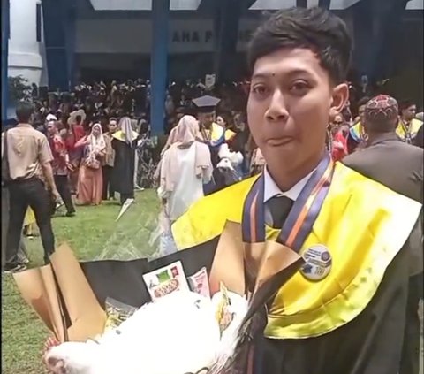 Viral Wisudawan Dapat Buket Ayam Hidup Lengkap dengan Bumbu Dapur, Bikin Heran