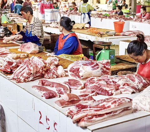 Viral! Karyawan Toko Daging Kuliti Tulang Iga Domba Mentah dengan Mulut, Diklaim sebagai Teknik Kuno yang Sudah Punah