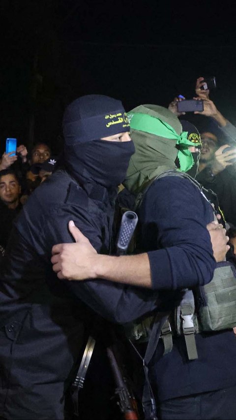 FOTO: Momen Kompak Pasukan Brigade Al-Qassam dan Al-Quds Bebaskan Sandera, Disambut Sorak-sorai Warga Palestina