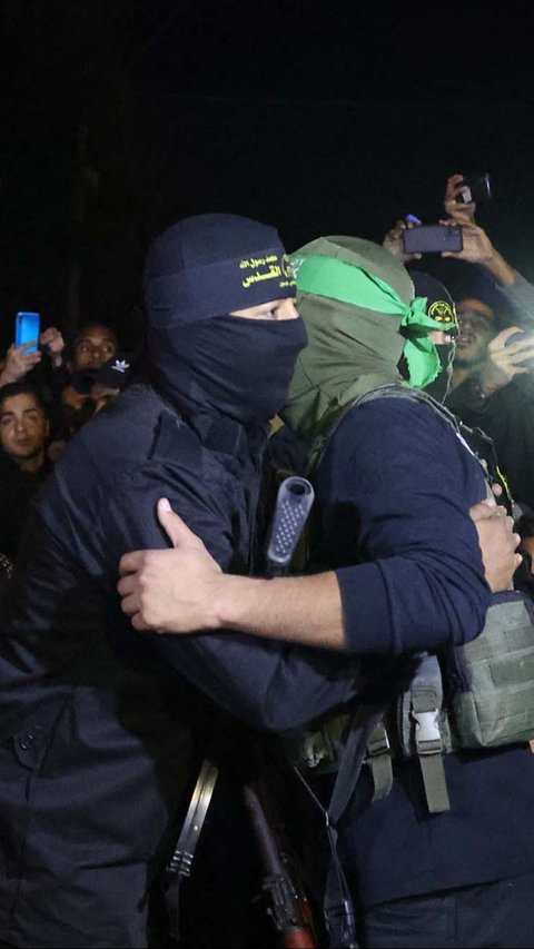 Kali ini, Brigade Al-Qassam membebaskan sandera bersama-sama dengan pasukan Al-Quds, sayap militer Jihad Islam yang merupakan sekutu Hamas di Jalur Gaza.