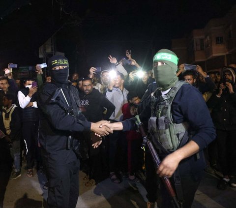 FOTO: Momen Kompak Pasukan Brigade Al-Qassam dan Al-Quds Bebaskan Sandera, Disambut Sorak-sorai Warga Palestina