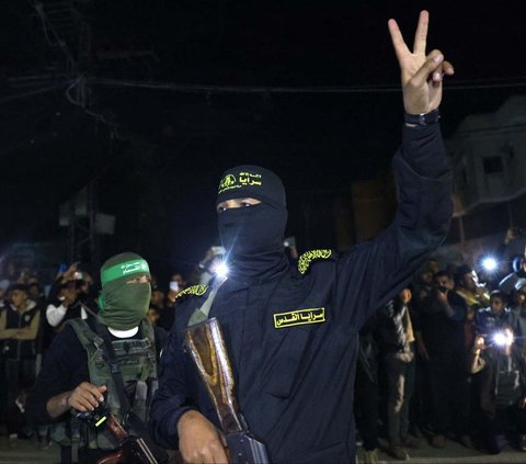 FOTO: Momen Kompak Pasukan Brigade Al-Qassam dan Al-Quds Bebaskan Sandera, Disambut Sorak-sorai Warga Palestina