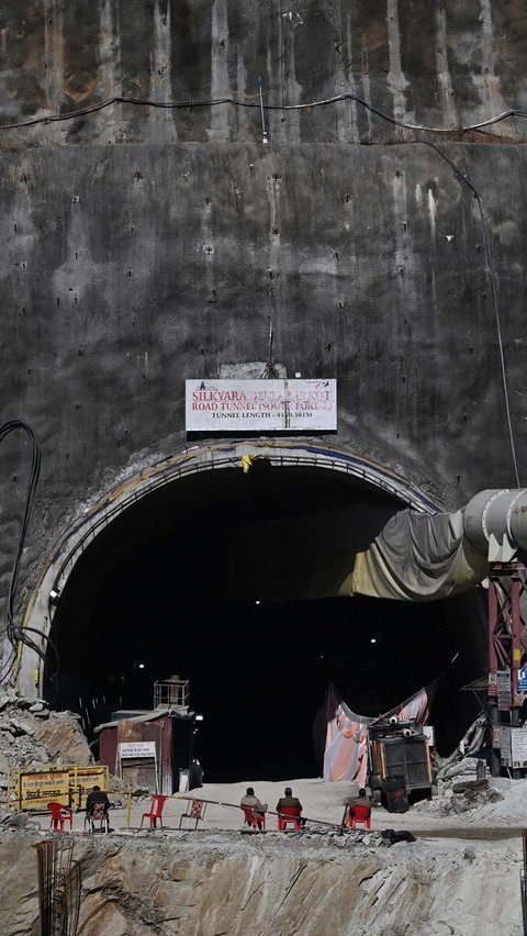 Tim penyelamat mengebor puing-puing batu, beton, dan tanah pada terowongan Himalaya itu untuk menjangkau para pekerja.