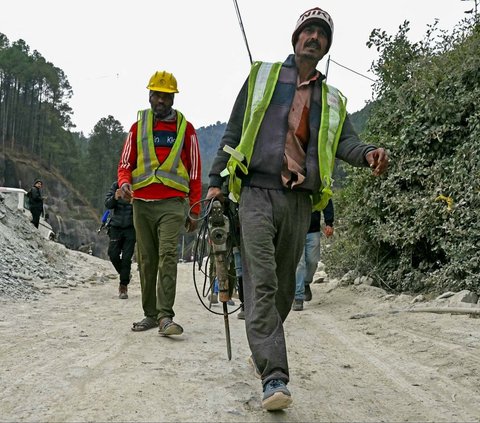 FOTO: Momen 41 Pekerja Berhasil Diselamatkan dari Terowongan Himalaya Setelah 17 Hari Terjebak