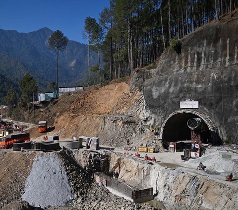 FOTO: Momen 41 Pekerja Berhasil Diselamatkan dari Terowongan Himalaya Setelah 17 Hari Terjebak