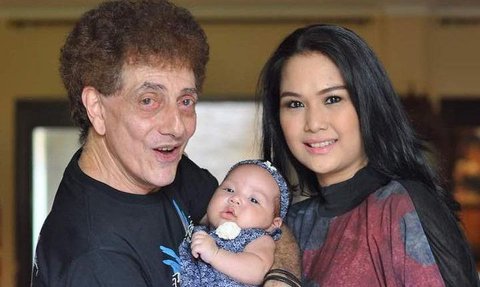 Pernikahan Sang Rocker Legendaris, Ahmad Albar, dengan Dewi Sri Astuti: Kisah Cinta yang Bertahan Meski Terpaut Usia