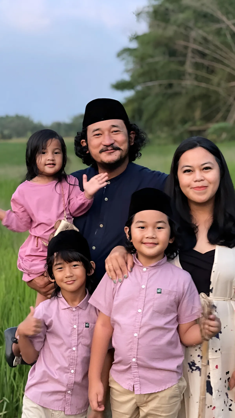 Potret Hangatnya Keluarga Isa Bajaj yang Kini Menetap di Magetan