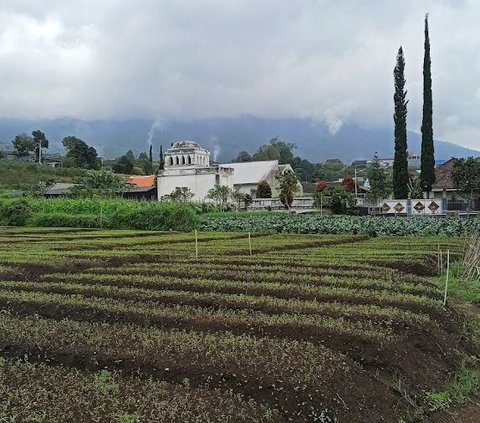 Potret Makam Pasutri Crazy Rich Belanda di Kota Batu, Berdiri Megah di Tengah Perkebunan Dikelilingi Perbukitan Indah