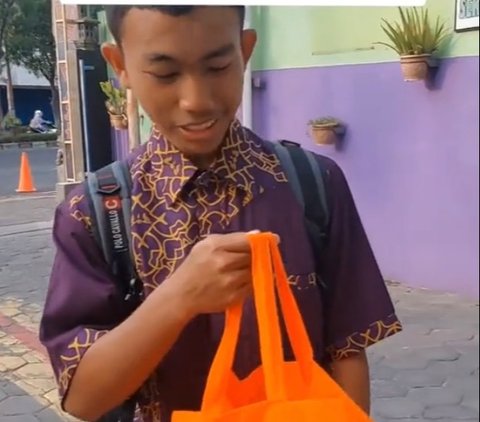 Viral Siswa Sekolah Sambil Berjualan Martabak Mini, Kisahnya Bikin Salut Warganet