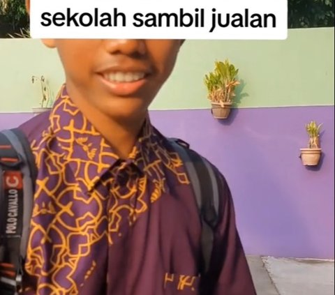 Viral Siswa Sekolah Sambil Berjualan Martabak Mini, Kisahnya Bikin Salut Warganet