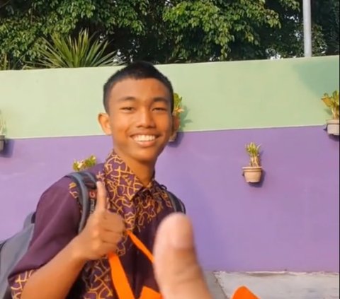 Viral Siswa Sekolah Sambil Berjualan Martabak Mini, Kisahnya Bikin Salut Warganet