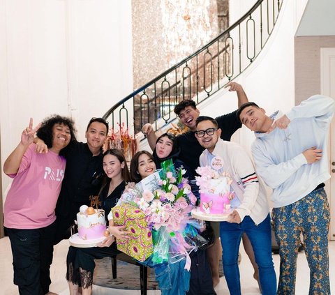 8 Pictures of Fuji's Birthday Surprise, Receiving Luxury Gifts from the `Sultans`