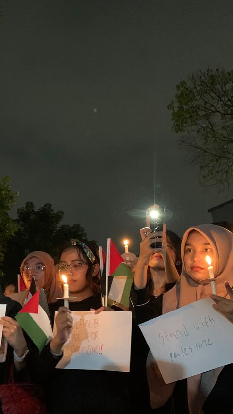 Warga Jakarta Gelar Doa Bersama dan Nyalakan Lilin untuk Gaza yang Jadi Target Agresi Israel