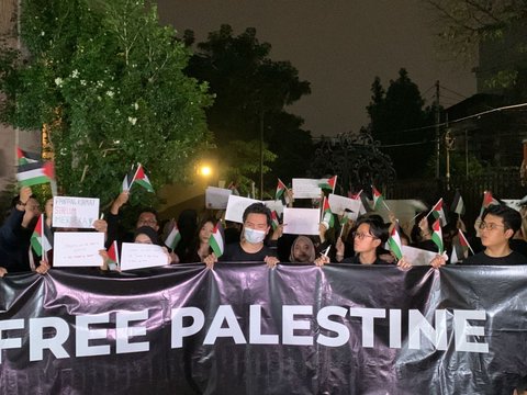 Warga Jakarta Gelar Doa Bersama dan Nyalakan Lilin untuk Gaza yang Jadi Target Agresi Israel