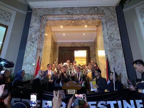 Warga Jakarta Gelar Doa Bersama dan Nyalakan Lilin untuk Gaza yang Jadi Target Agresi Israel