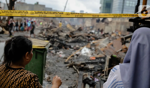 Sementara akibat kebakaran ini, ditaksir kerugian sekitar Rp2 miliar dari toko material milik Susi. Sedangkan untuk korban, ada tiga pegawai restoran yang alami luka ringan.