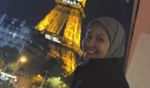 Background Menara Eiffel