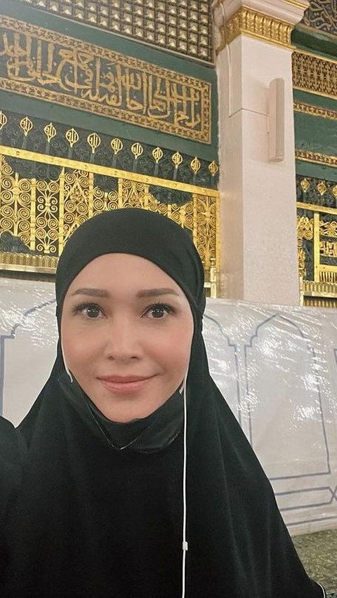 Portrait of Maia Estianty's Choice of Islamic Clothing During Umrah