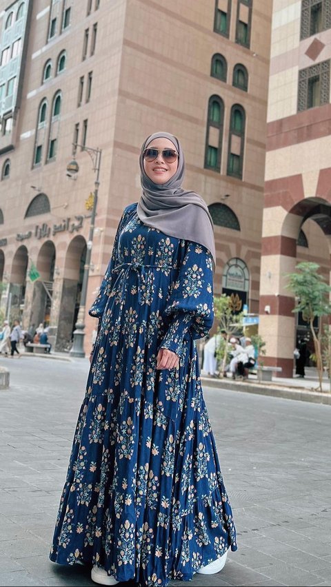 Portrait of Maia Estianty's Choice of Islamic Clothing During Umrah