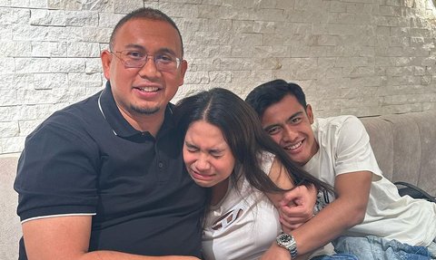 Potret Kedekatan Pesepakbola dan Sang Mertua, Pratama Arhan Bak Anak Kandung, Sweet Banget!