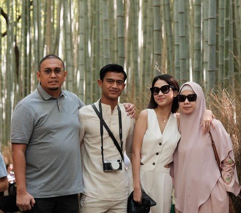 Potret Kedekatan Pesepakbola dan Sang Mertua, Pratama Arhan Bak Anak Kandung, Sweet Banget!