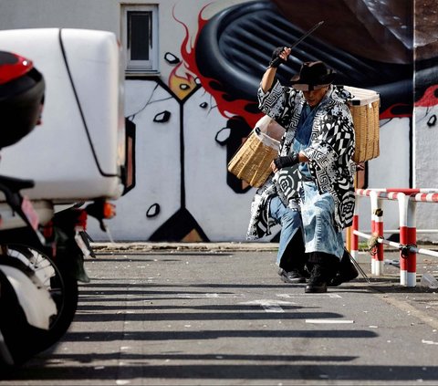 FOTO: Aksi Samurai Pemulung 'Libas' Sampah Pesta Halloween di Tokyo