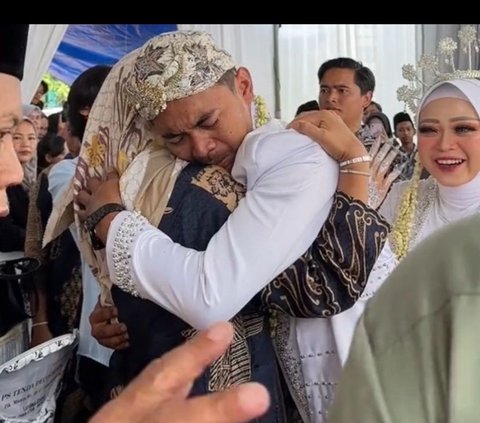 Tak Kuasa Menahan Rindu, Pengantin Pria Terisak Saat Ijab Kabul Ingat Almarhum Orangtua