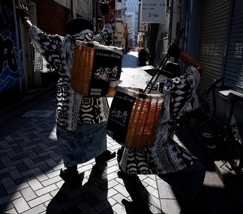 FOTO: Aksi Samurai Pemulung 'Libas' Sampah Pesta Halloween di Tokyo