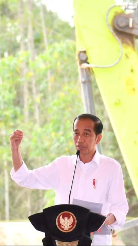 Celetukan Jokowi saat Beri Hadiah Sepeda ke Anak Sekolah 