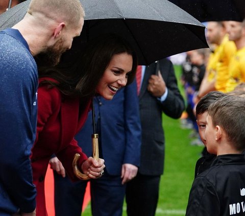 Sering Rendahkan Tubuh hingga Berjongkok, Potret Hangat Interaksi Kate Middleton dengan Anak-anak