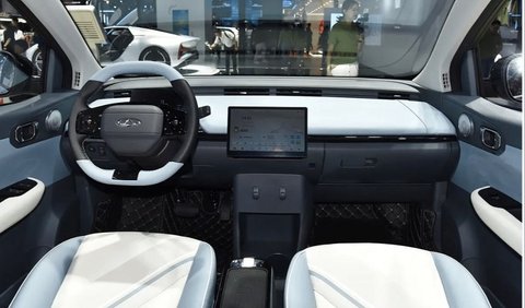 Cluster meter-nya  minimalis, dipadukan  warna putih, biru muda dan hitam, serta<br>layar kendali berukuran 10,1 inci. Plus ftur Bluetooth, pengisian daya wireless, dan remote control.<br>