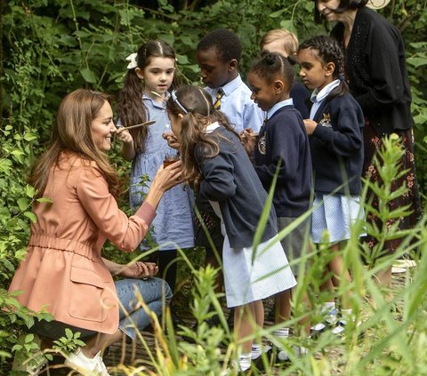 Sering Rendahkan Tubuh hingga Berjongkok, Potret Hangat Interaksi Kate Middleton dengan Anak-anak