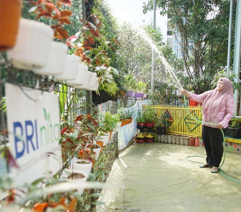 Sebelum bertransformasi, Kampung Bali tak ubahnya kawasan padat penduduk di tengah himpitan gedung-gedung pencakar langit Jakarta. BRI melalui aktivitas Corporate Social Responsibility (CSR) BRI Peduli kemudian melakukan penataan Kampung Bali dengan berbagai kegiatan.