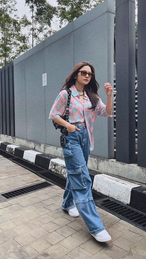 Outfit Mahalini kelihatan santai banget namun tetap terlihat modis.