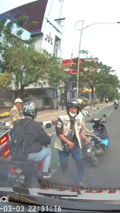 Pemotor Suami Istri Tiba-tiba Hentikan Ambulan di Tengah Jalan, Endingnya Tak Terduga