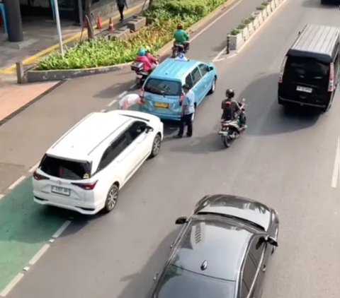 Hidup Bisa Damai kalau Begini, Dua Mobil Tabrakan di Jalan Bukannya Berantem Malah Kasih Uang