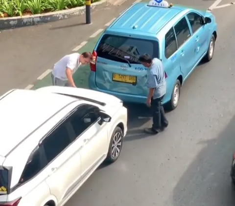 Hidup Bisa Damai kalau Begini, Dua Mobil Tabrakan di Jalan Bukannya Berantem Malah Kasih Uang