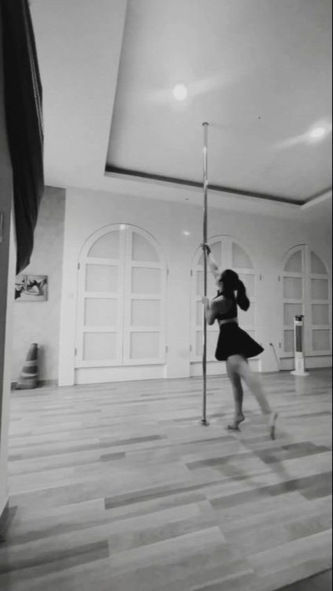 Momen Nikita Willy Kembali Latihan Pole Dance, Lihai dan Banjir Pujian