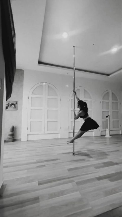 Momen Nikita Willy Kembali Latihan Pole Dance, Lihai dan Banjir Pujian