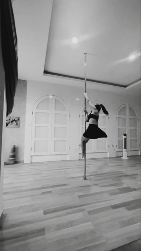 Momen Nikita Willy Kembali Latihan Pole Dance, Lihai dan Banjir Pujian