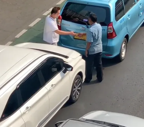 Hidup Bisa Damai kalau Begini, Dua Mobil Tabrakan di Jalan Bukannya Berantem Malah Kasih Uang