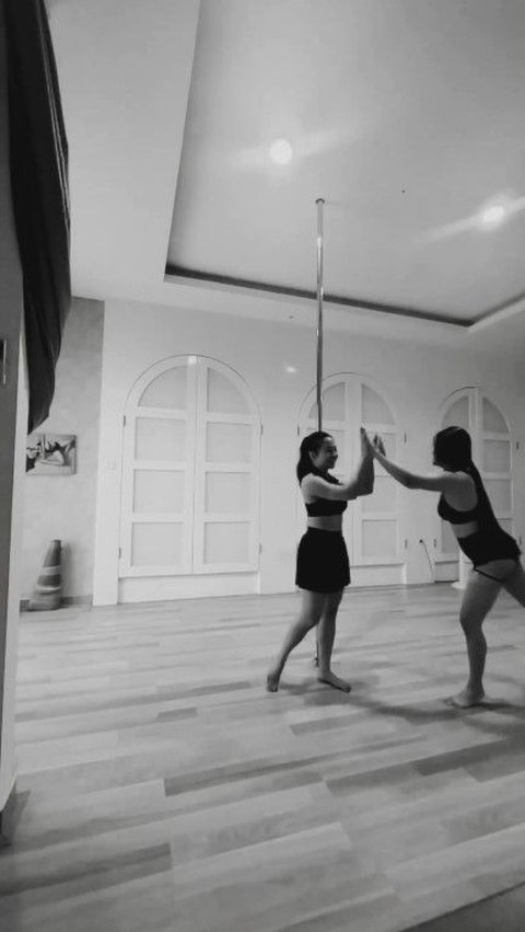 Momen Nikita Willy Kembali Latihan Pole Dance, Lihai dan Banjir Pujian