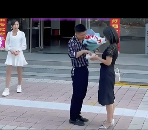 Just Finished Divorce Hearing, This Man Immediately Hugs His New Girlfriend, Cruelly Registers Marriage Again in Front of His Ex-Wife