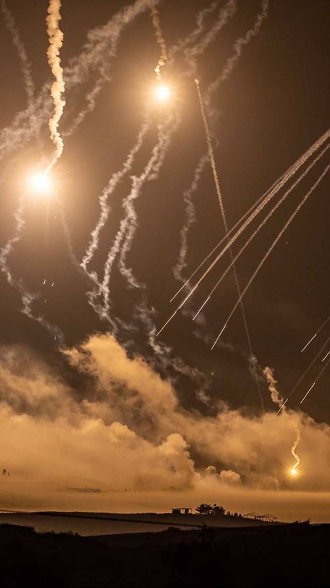 FOTO: Mencekam! Langit Malam di Jalur Gaza Diterangi Suar yang Iringi Serangan Israel