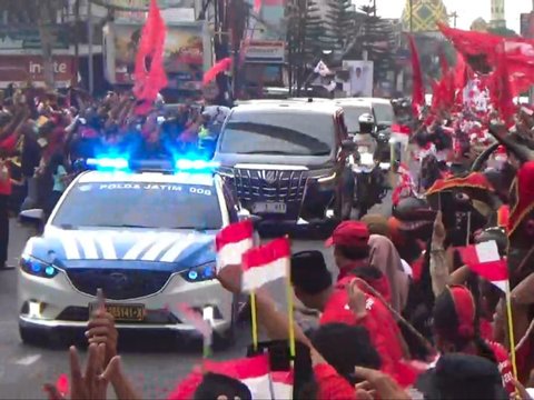 Bak Rombongan Presiden, Iring-Iringan Megawati dan Ganjar ke Makam Bung Karno Disambut Antusias Warga