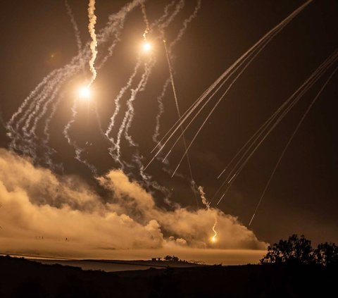 Pasukan militer Israel melancarkan operasi serangan darat menuju Kota Gaza, Palestina, pada Kamis (2/11) malam. Mereka bergerak dengan diiringi kilatan cahaya suar yang menerangi langit malam di Jalur Gaza.<br>