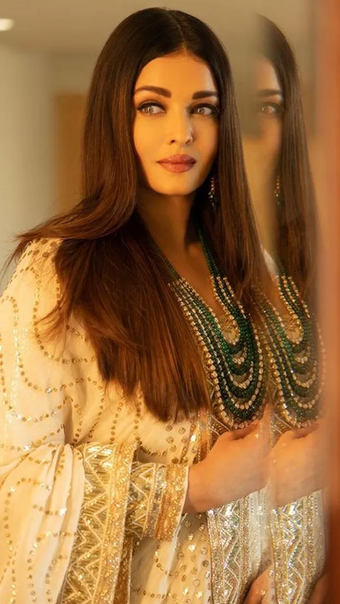 Aishwarya Rai kini berusia 50 tahun, paras cantiknya seolah tak luntur.