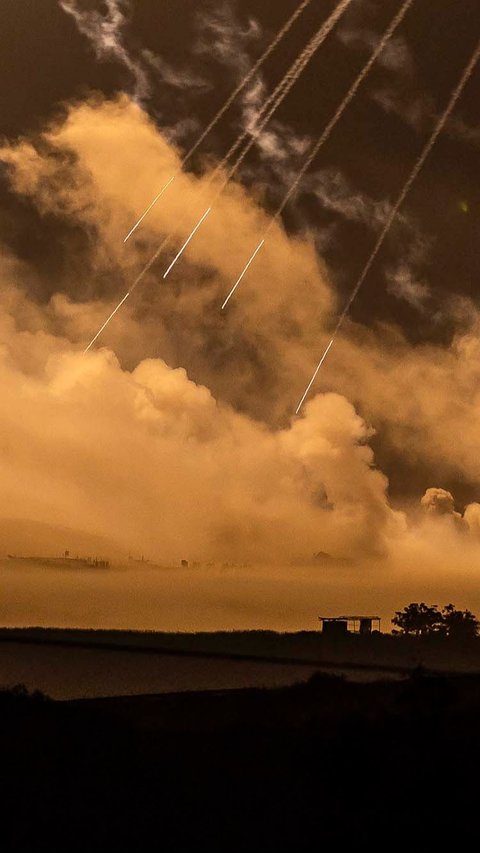 Kilatan cahaya suar itu juga disusul puluhan rudal yang ditembakkan oleh pesawat tempur Israel. (Fadel Senna/AFP)