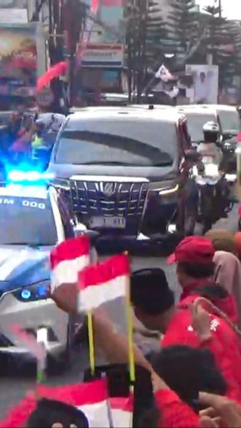 Bak Rombongan Presiden, Iring-Iringan Megawati dan Ganjar ke Makam Bung Karno Disambut Antusias Warga<br>